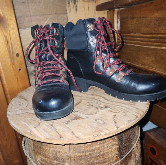 MUDD BLACK COMBAT BOOTS WITH RED AND BLACK SHOE LACES - Picture 4 of 8